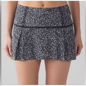 Lululemon 4 Lost In Pace Skirt 13" Black White Tiny Floral Print Daisy Dust